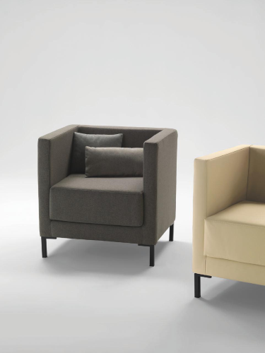 CRUISE - Poltrona con struttura in legno CON RUOTE MAXI NERE, imbottitura in gomma ignifuga e pareti imbottite, verniciato grigio antracite