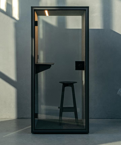 Cabina fonoassorbente 1 metro quadro, alimentazione elettrica con prese USB, AC , illuminazione LED, tavolo in legno e sgabello in rovere, con pedana in metallo - colori disponibili esterno box bianco o nero - retro in vetro o pannello 