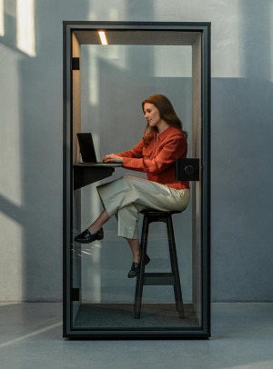 Cabina fonoassorbente 1 metro quadro, alimentazione elettrica con prese USB, AC , illuminazione LED, tavolo in legno e sgabello in rovere, con pedana in metallo - colori disponibili esterno box bianco o nero - retro in vetro o pannello 