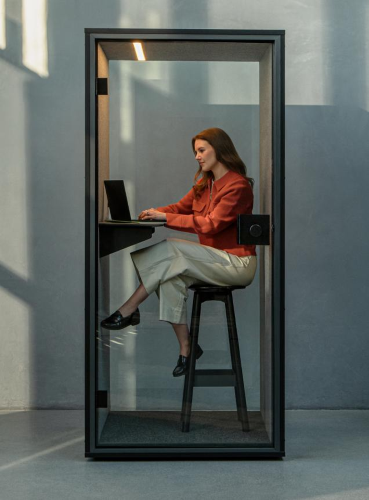 Cabina fonoassorbente 1 metro quadro, alimentazione elettrica con prese USB, AC , illuminazione LED, tavolo in legno e sgabello in rovere, con pedana in metallo - colori disponibili esterno box bianco o nero - retro in vetro o pannello 