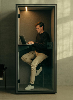 Cabina fonoassorbente 1 metro quadro, alimentazione elettrica con prese USB, AC , illuminazione LED, tavolo in legno e sgabello in rovere, con pedana in metallo - colori disponibili esterno box bianco o nero - retro in vetro o pannello 