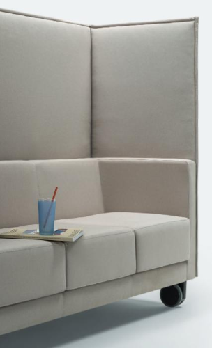 CRUISE SCREEN - Divano 2 posti con struttura in legno, imbottitura in gomma ignifuga e pareti imbottite con ruote maxi.