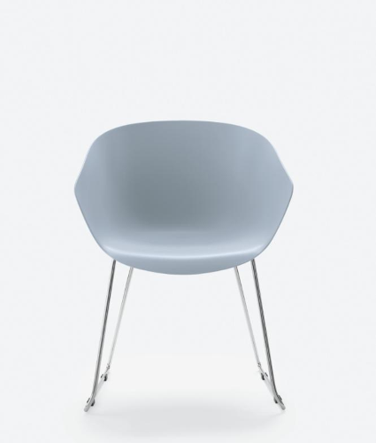 STAY Poltroncina in plastica con base a slitta in metallo cromato o verniciato nero. IMBALLO 2 PEZZI