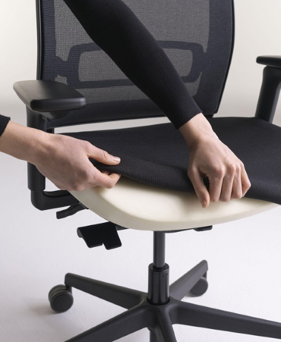 OPEN AIR 01 - Meccanismo sincronizzato MULTI-BLOCCO AUTOPESANTE CON TENSIONATORE CENTRALE E TRASLATORE - Schienale ALTO CON RETE IGNIFUGA 3D Re-Feel - Sedile in SCHIUMATO A FREDDO IGNIFUGO REMOVIBILE SENZA VITI-CERT. EN1335 A-CLASSE 1IM-CAM 