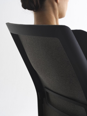 OPEN AIR 01 - Meccanismo sincronizzato MULTI-BLOCCO AUTOPESANTE CON TENSIONATORE CENTRALE E TRASLATORE - Schienale ALTO CON RETE IGNIFUGA 3D Re-Feel - Sedile in SCHIUMATO A FREDDO IGNIFUGO REMOVIBILE SENZA VITI-CERT. EN1335 A-CLASSE 1IM-CAM 