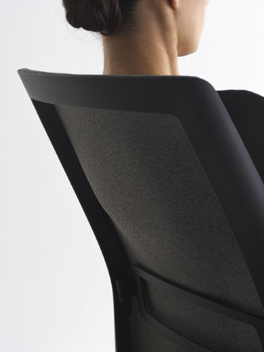 OPEN AIR 01 - Meccanismo sincronizzato MULTI-BLOCCO AUTOPESANTE CON TENSIONATORE CENTRALE E TRASLATORE - Schienale ALTO CON RETE IGNIFUGA 3D Re-Feel - Sedile in SCHIUMATO A FREDDO IGNIFUGO REMOVIBILE SENZA VITI-CERT. EN1335 A-CLASSE 1IM-CAM 