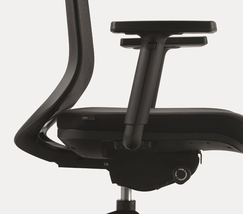 BALI + TRASLATORE- Operativa con schienale alto in RETE con poggiareni, syncro, braccioli regolabili in altezza con pad in PU nero, sedile in schiumato, supporto lombare regolabile in altezza,  Ruote MAXI autofrenanti R26 UNI1355, 1IM, CAM