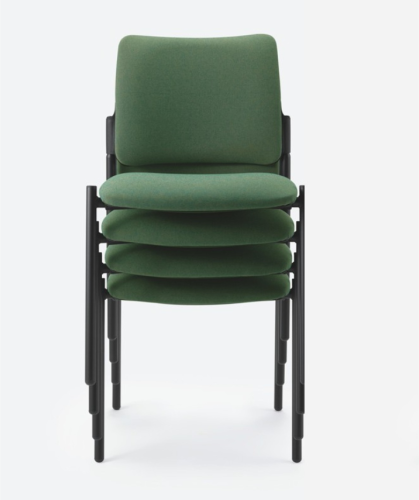 MAIA - Poltroncina attesa con schienale e seduta imbottita in gomma ignifuga. Base a 4 gambe verniciate nere