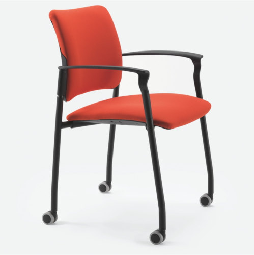 MAIA - Poltroncina attesa con schienale e seduta imbottita in gomma ignifuga con braccioli. Base a 4 gambe verniciate nere con ruote libere gommate