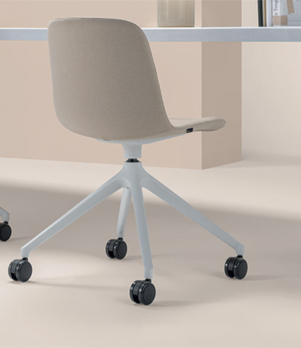 LORA - Poltroncina attesa con schienale e seduta imbottiti .  Base girevole piramidale GESSO su ruote - Lotto 2 pezzi - CAM - 1IM