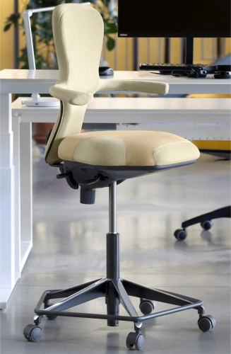 MOVING H73 STOOL - Meccanismo Mini Synchro Neg, base 5 razze poliamminde nera con poggiapiedi nero, ruote d.50 mm autofrenanti gommate, braccioli fissi.