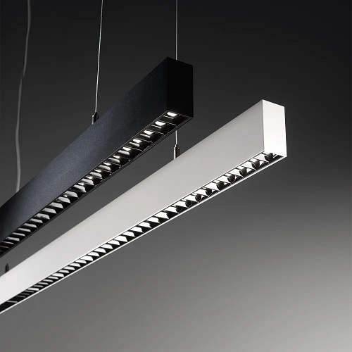 OFFICE WIDE UGR<19 L.1128 Profilo 35x65 mm LED 3000K Alimentatore incluso : on-off - 30W 3900 lm Durata LED 50.000 h - Lunghezza cavo 2000 mm - Sospensione singola o linea continua <30mt (optional giunto lineare) - BIANCO - NERO 