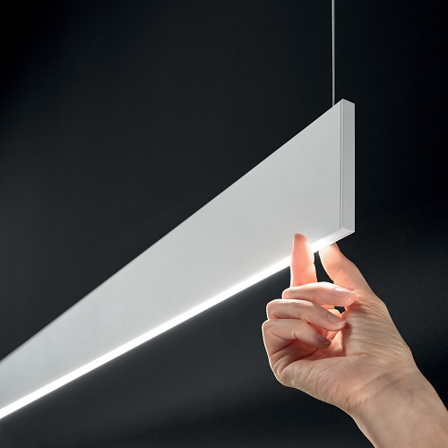 STEEL WIDE L.1200 Profilo 9x95 mm LED 3000K Alimentatore incluso : on-off - 24W 2700 lm Durata LED 50.000 h - Lunghezza cavo 2000 mm - Sospensione singola - BIANCO - NERO 