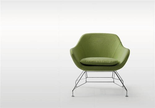 MANTA - Poltrona lounge in poliuretano schiumato a freddo con cuscino, struttura in acciaio a traliccio e piedini regolabili.