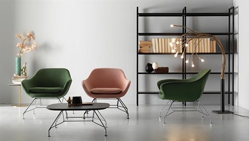 MANTA - Poltrona lounge in poliuretano schiumato a freddo con cuscino, struttura in acciaio a traliccio e piedini regolabili.